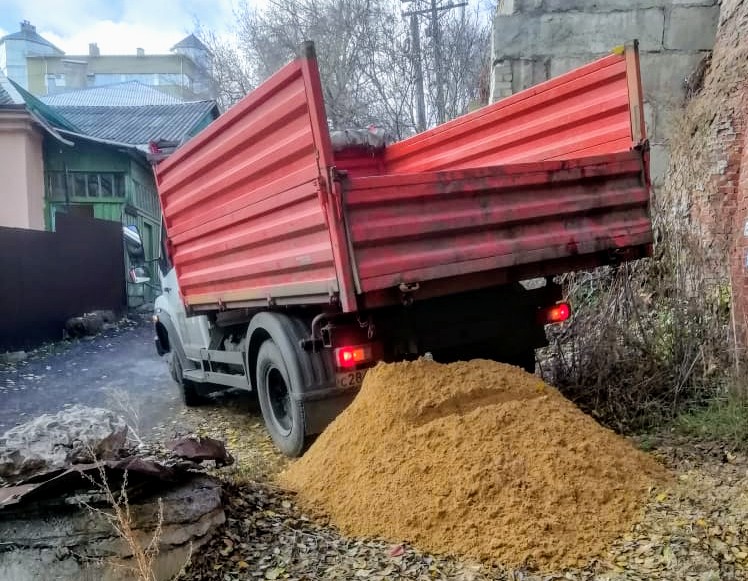 В Центральном районе приступили к завозу песко-соляной смеси в частный сектор   