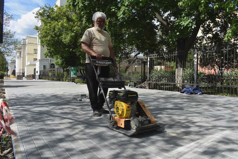 В Ленинском районе продолжается ремонт тротуаров  