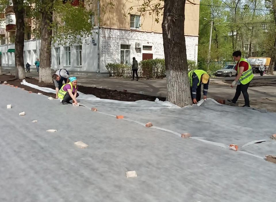 В Левобережном районе идет работа по устройству газонов