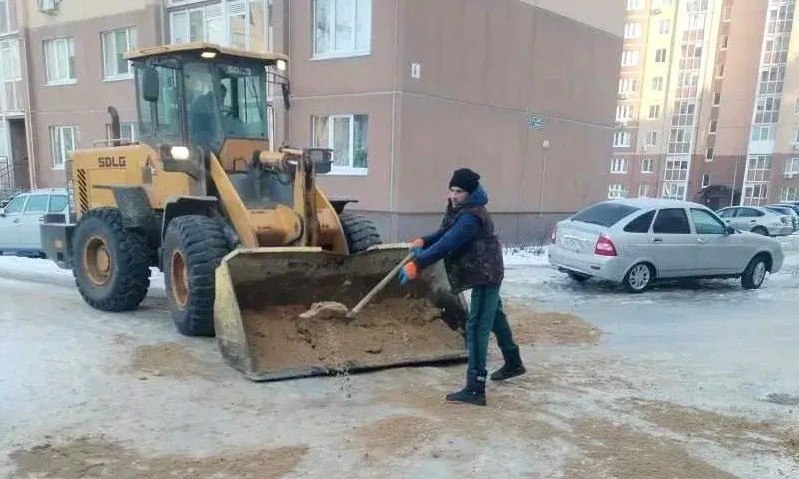 За ночь почти 2 тыс. кубометров наледи и снега вывезли с воронежских улиц и дворов