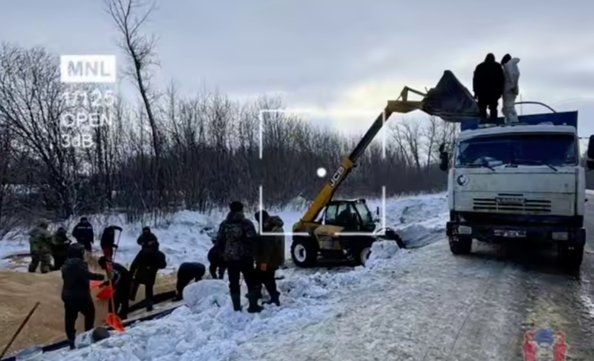 КамАЗ с тоннами кукурузы опрокинулся на воронежской трассе