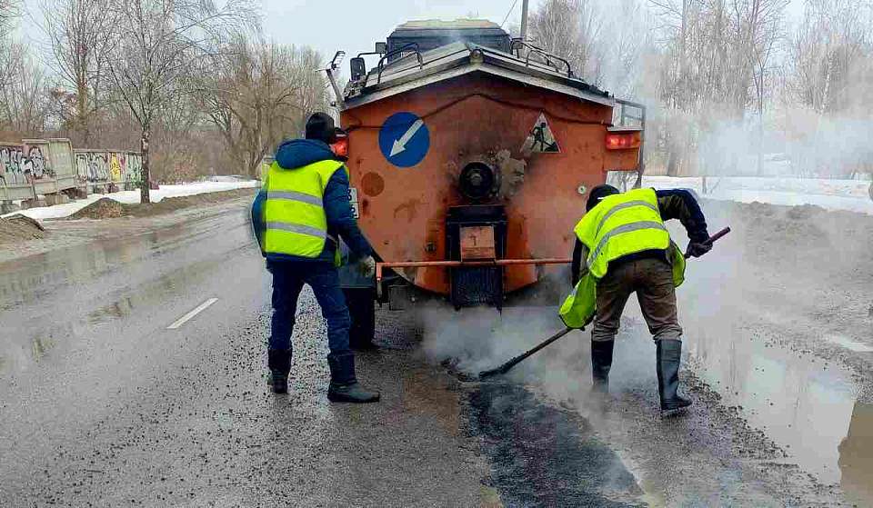 В Воронеже устраняют дорожные дефекты