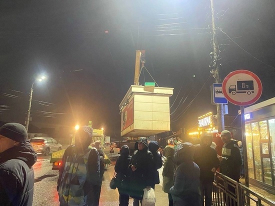 Прямо над головами людей на оживлённой остановке в Воронеже «взлетел» киоск