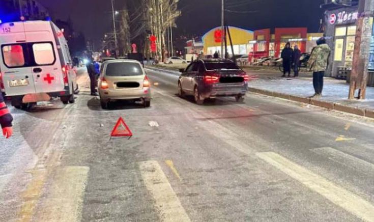 Семью с ребенком в коляске сбил 25-летний водитель на переходе в Воронеже