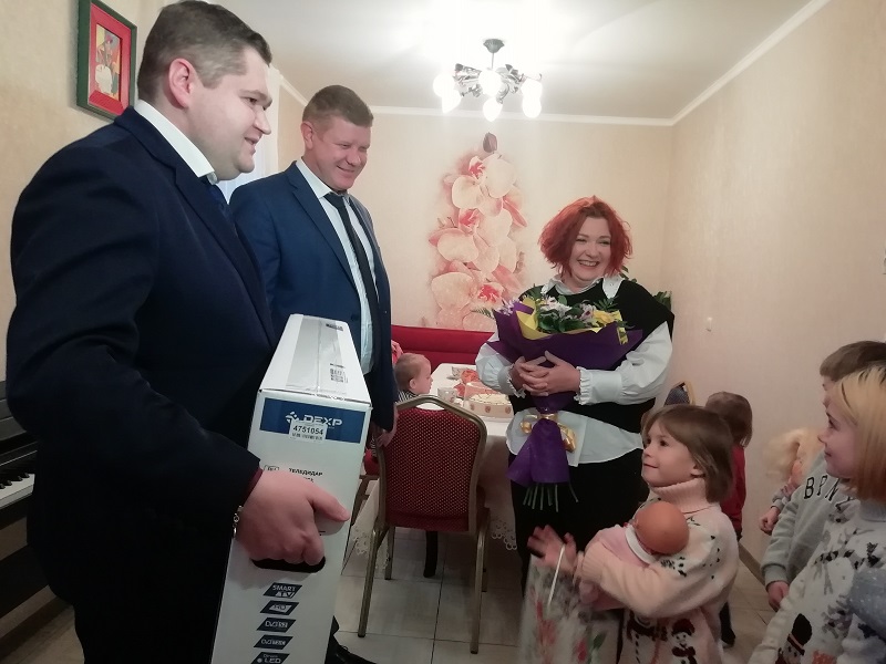 В Коминтерновском районе поздравляют многодетных матерей