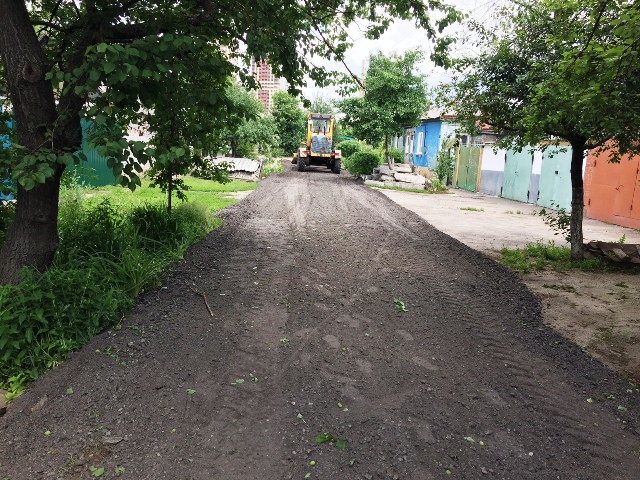 В Ленинском районе Воронежа ремонтируют дороги