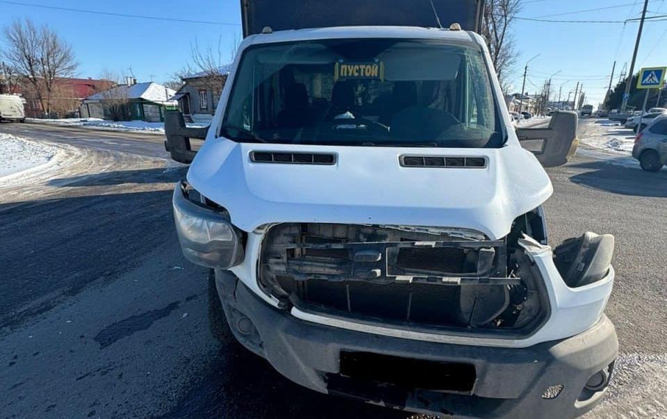 Водитель фургона устроил на перекрестке ДТП с пострадавшей в Воронежской области