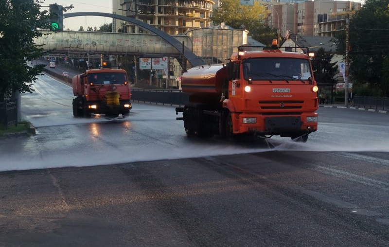 В Коминтерновском районе продолжается полив и уборка дорожного полотна