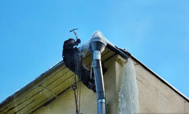 При поддержке альпинистов: вслед за снегом в центре Воронежа начали бороться с сосульками