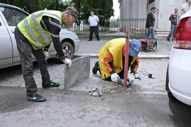 В Ленинском районе Воронежа избавляются от самовольно установленных конструкций