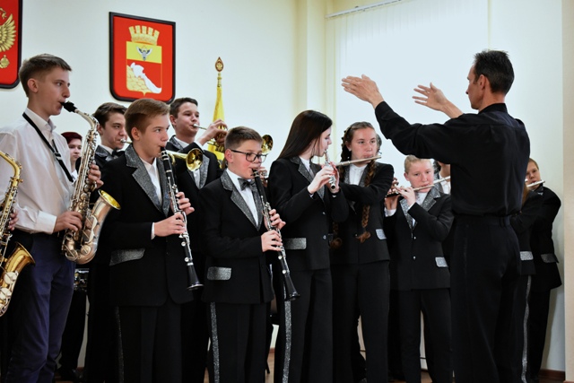 В Ленинском районе Воронежа вручили свидетельства об окончании школы выпускникам ДШИ № 11