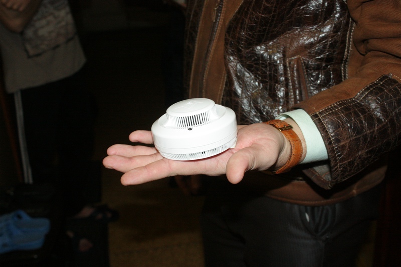 В Воронеже устанавливают пожарные извещатели