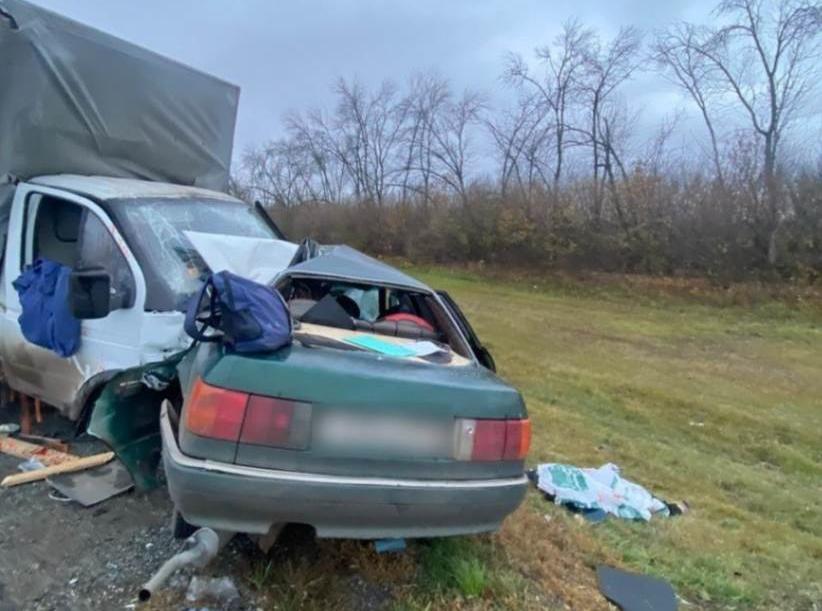 Погиб водитель Audi 80 в страшном ДТП с грузовиком под Воронежем