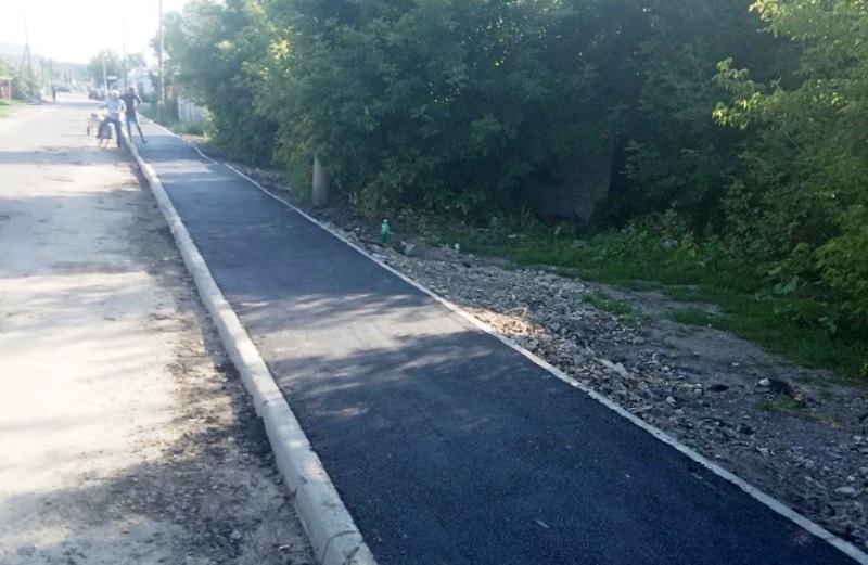 В микрорайоне Краснолесный Железнодорожного района завершено обустройство тротуарной сети