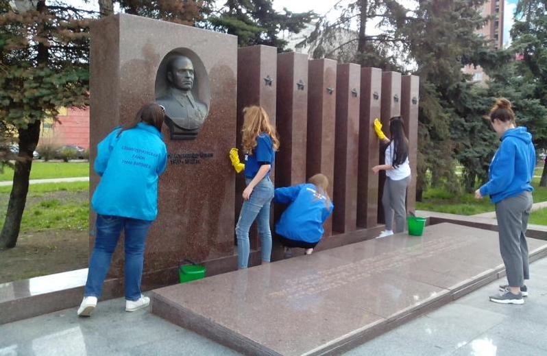 Солдаты, студенты, школьники: в Коминтерновском районе Воронежа сажают спиреи и отмывают памятники