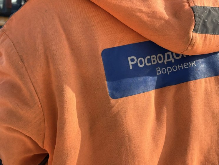 Три метра аварийного коллектора заменил воронежский водоканал