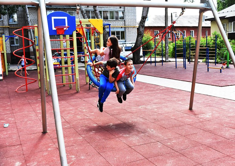 В Ленинском районе закончено благоустройство дворовой территории, объединённой тремя МКД