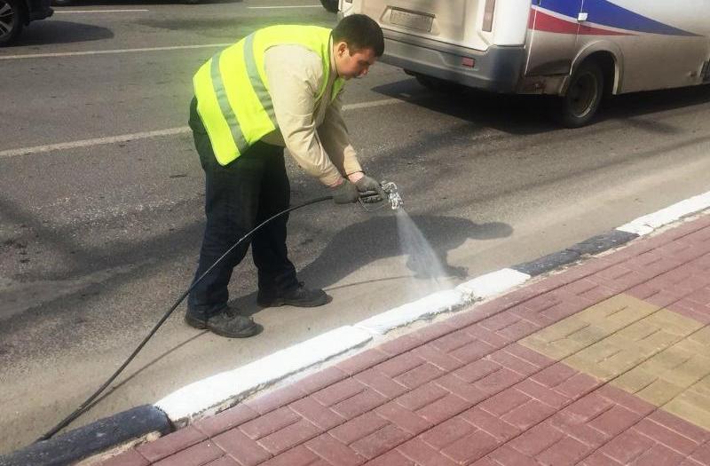 Техника – на смену ручному труду: в Ленинском районе Воронежа приступили к выполнению сезонных работ