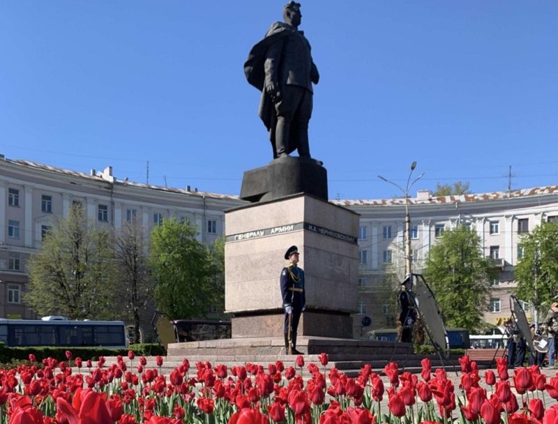 В Воронеже прошла торжественная церемония возложения венков к памятнику  Черняховского