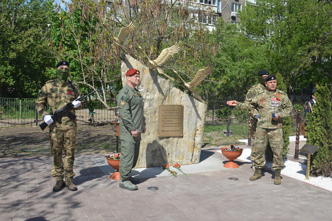Памятник павшим бойцам открыли на территории школы при поддержке депутата Воронежской гордумы