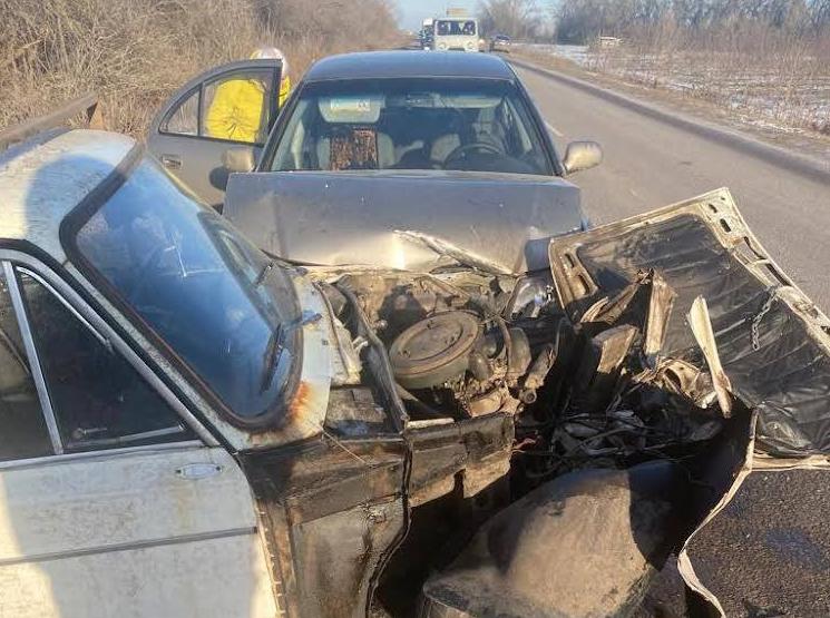 На трассе под Воронежем из-за внезапной поломки ВАЗ-2106 столкнулись 3 легковушки