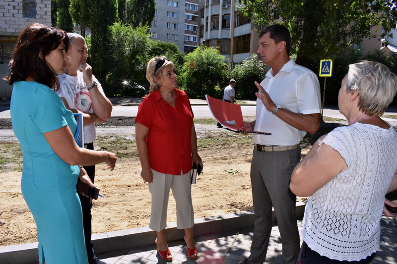 Глава Ленинской управы Сергей Корчевников обсудил с жителями проект сквера Военных Летчиков