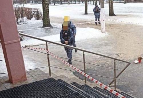 Из-за романтического подарка для девочки силовики оцепили воронежскую школу