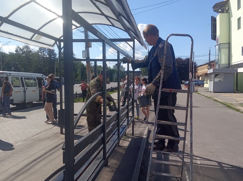 В Коминтерновском районе приводят в порядок остановочные павильоны