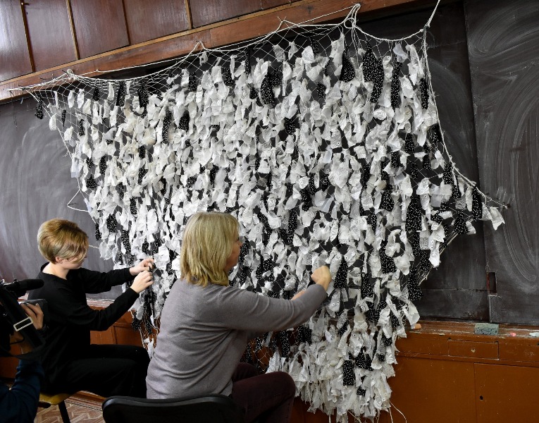 Воронежские школьники плетут в каникулы маскировочные сети для участников СВО