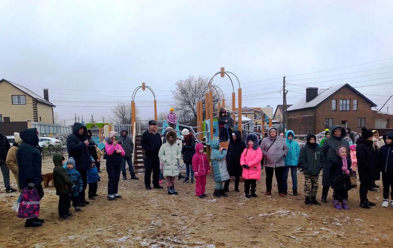 Жители Подклетного добились установки в микрорайоне детской площадки 