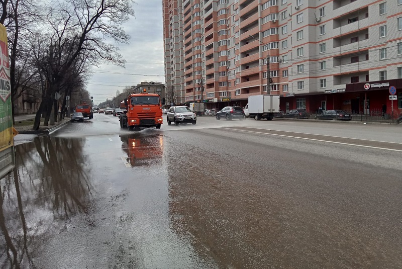 В Коминтерновском районе моют ограждения барьерного типа