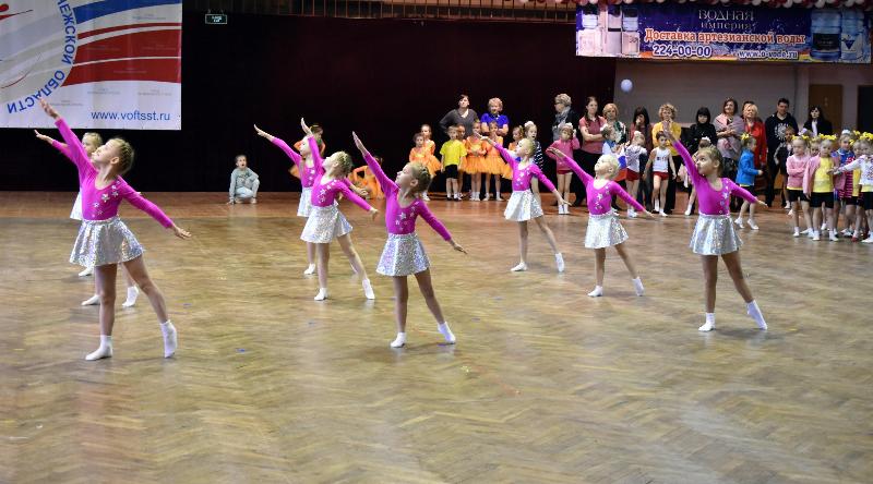 Соревнуются дошколята: в Ленинском районе Воронежа прошел смотр-конкурс по ритмической гимнастике