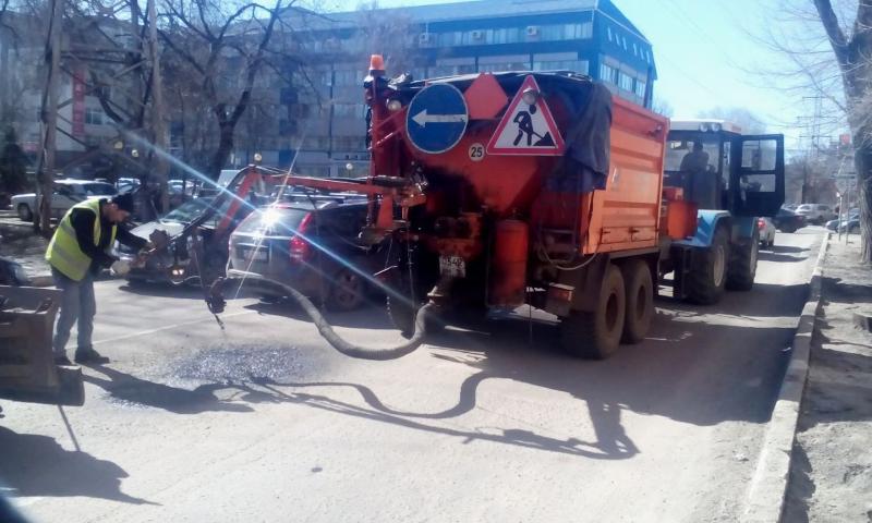 Методом пневмонабрызга: в Ленинском районе Воронежа приступили к ремонту улично-дорожной сети