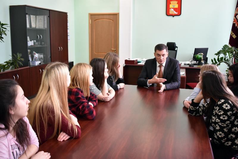 Здоровье, образование, семья: в управе Ленинского района Воронежа побывала группа воспитанников детского дома