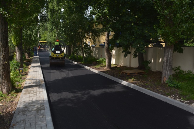 В Центральном районе Воронежа на дворовых территориях приступили к асфальтированию дорожного полотна
