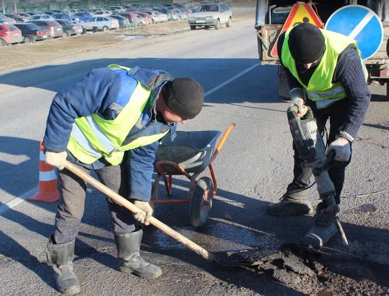 В Левобережном районе продолжается ямочный ремонт дорог