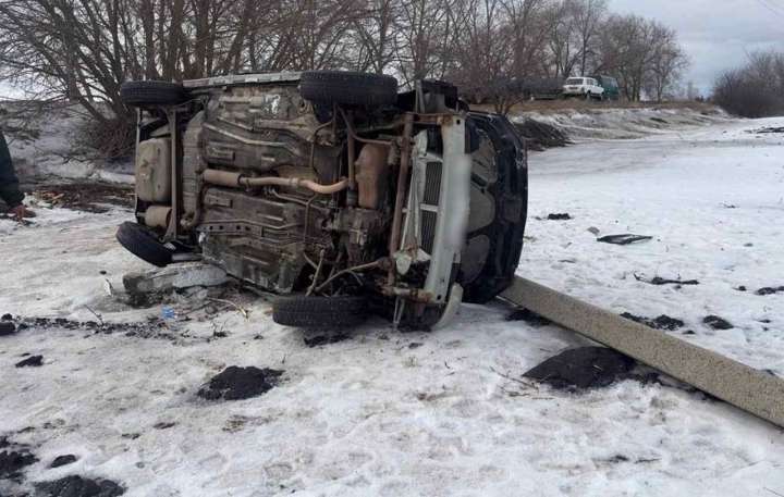 В Воронежской области 21-летний водитель на «Ладе» вылетел в кювет и врезался в опору ЛЭП