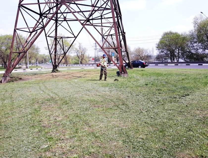 В Ленинском районе Воронежа приступили к покосу травы