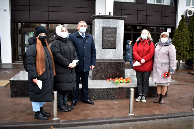 В Ленинском районе Воронежа почтили День Героев Отечества