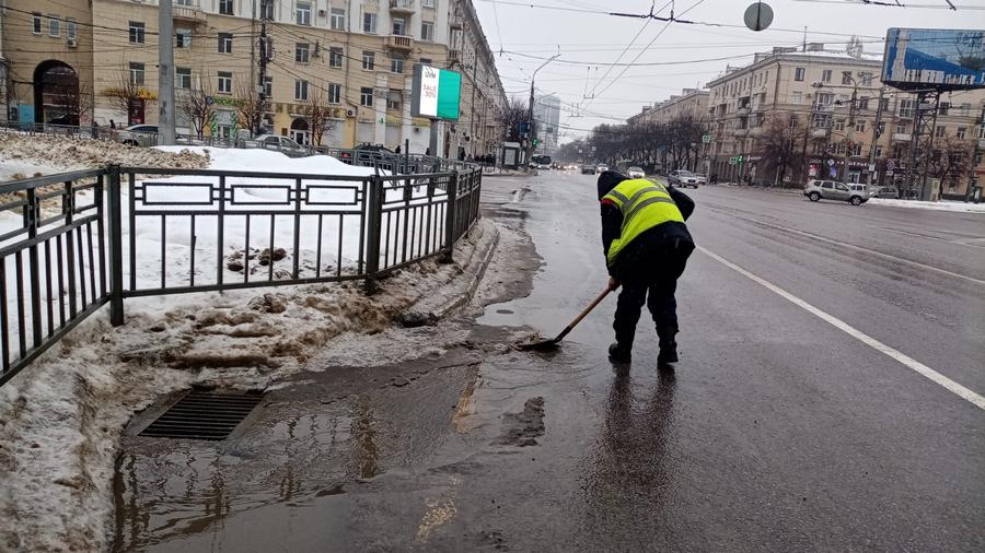 В Ленинском районе Воронежа проводят профилактику подтоплений