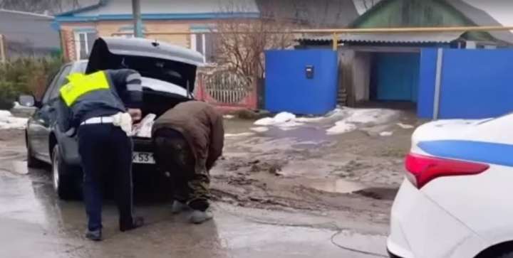 Сотрудники ГИБДД помогли воронежцу выбраться из грязевой ловушки