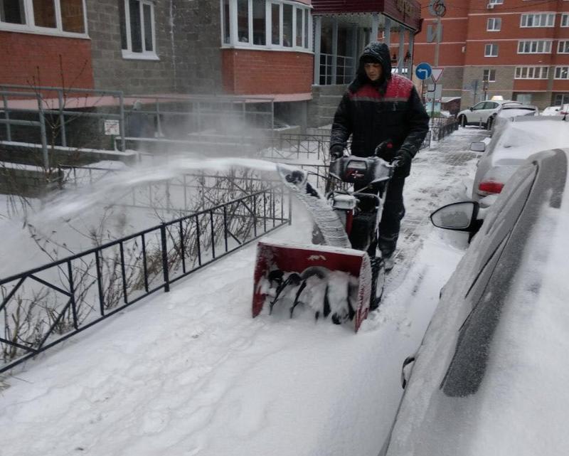 «Такого снегопада давно не помнят здешние места…»: в Ленинском районе Воронежа ликвидируют его последствия