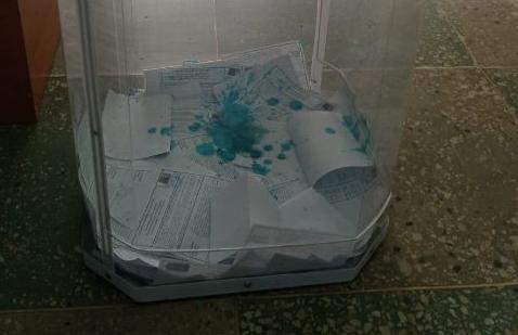 19-летней девушке, пролившей зеленку в урну для голосования, грозит до 5 лет тюрьмы