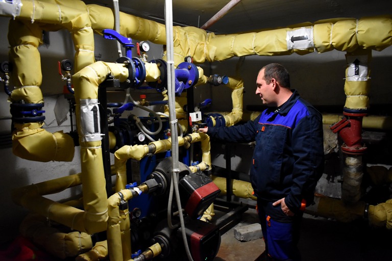 В Ленинском районе продолжается пуск тепла в жилые дома