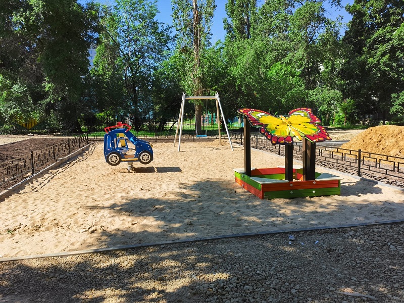 В Железнодорожном районе закончили благоустройство дворовой территории на Остужева, 28