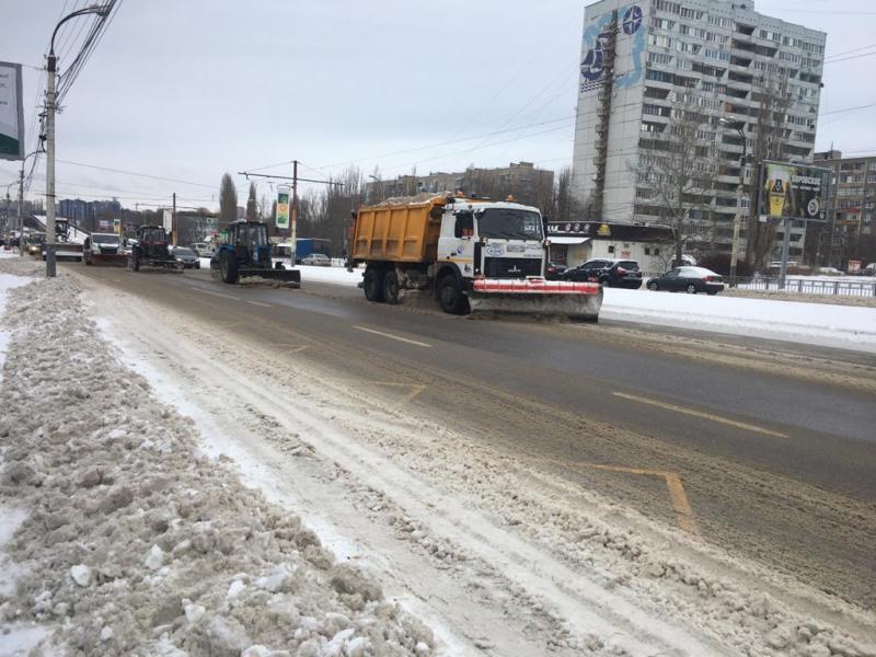 В Железнодорожном районе Воронежа устраняют последствия непогоды