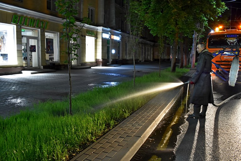 В Ленинском районе заботятся о зеленых насаждениях