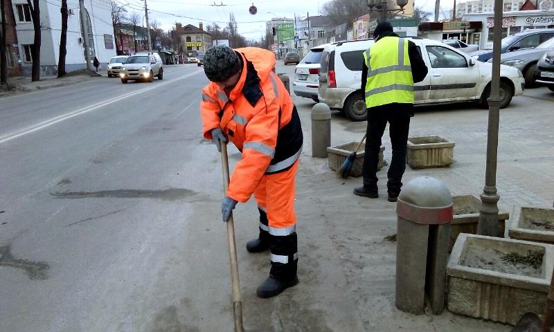 После дождя и снега: в Ленинском районе Воронежа приводят в порядок территорию