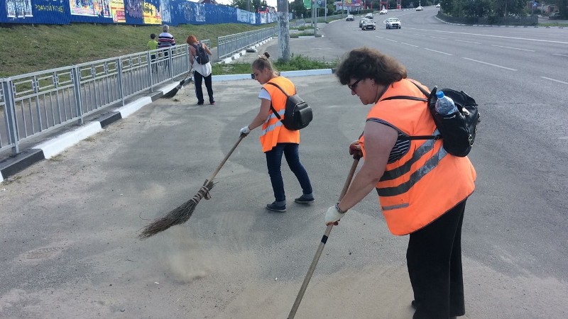 В Центральном районе Воронежа продолжается уборка улично-дорожной сети