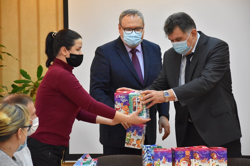 В Железнодорожном районе многодетных матерей поздравили с наступающим Новым годом